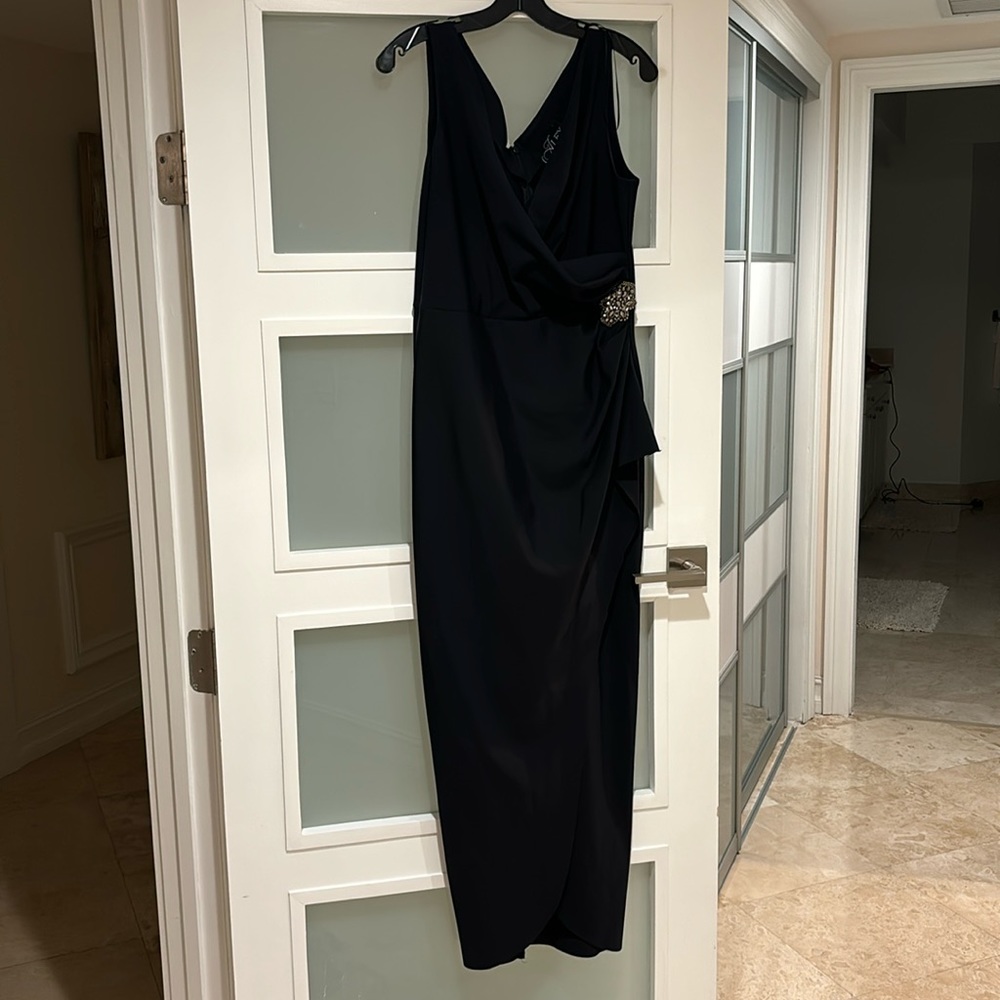 Perfect Sleeveless Black dress  in Sheath with a Beaded detail at hip